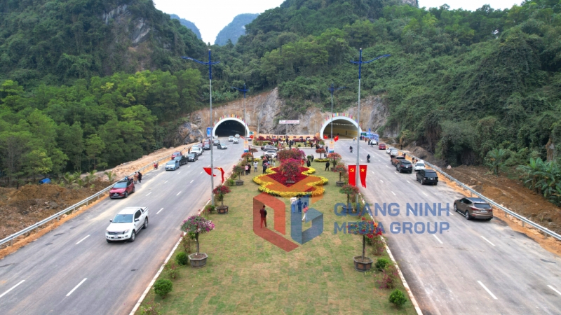 Hầm xuyên núi trên tuyến đường bao biển Hạ Long - Cẩm Phả (1-2022). Ảnh: Đỗ Phương.