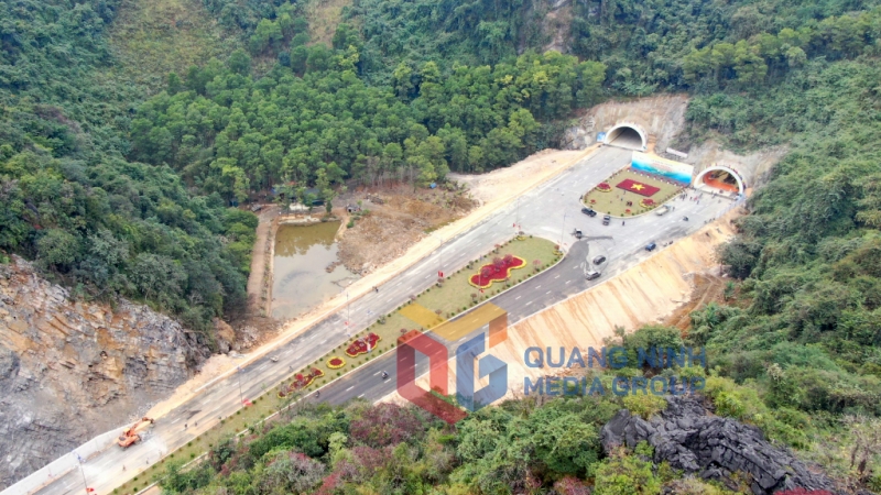 Hai đường hầm xuyên núi trên tuyến đường bao biển Hạ Long - Cẩm Phả (1-2022). Ảnh: Đỗ Phương