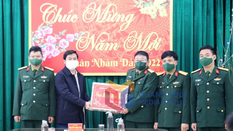 Chủ tịch UBND tỉnh Nguyễn Tường Văn tặng quà chúc Tết Ban Chỉ huy Quân sự TP Móng Cái (1-2022). Ảnh: Việt Phương