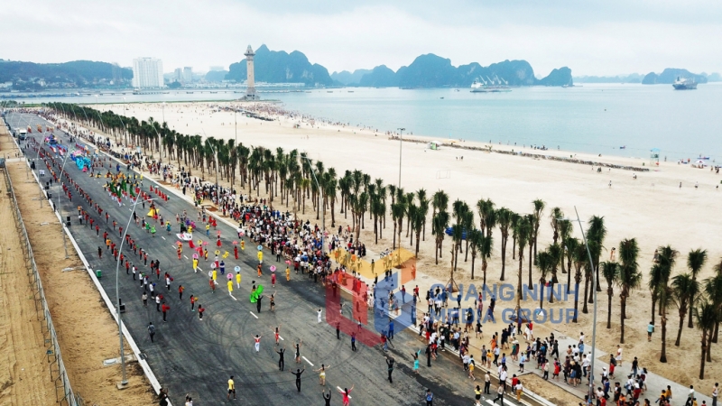 Chương trình diễn diễu Carnaval và nghệ thuật Rực rỡ Hạ Long 2019 đã diễn ra dọc bờ biển Bãi Cháy (4-2019). Ảnh: Hùng Sơn