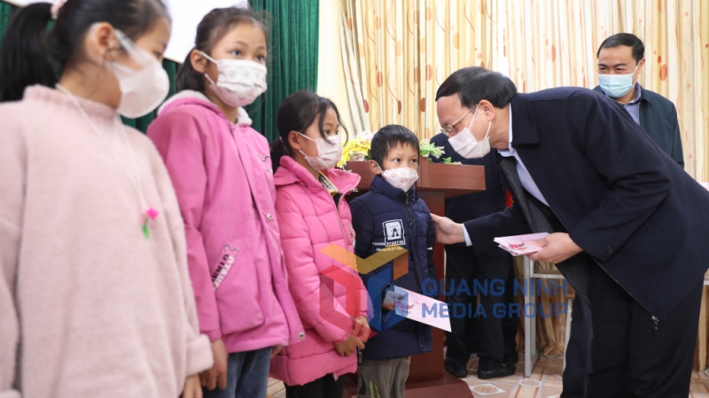 Bí thư Tỉnh ủy Nguyễn Xuân Ký tặng quà cho học sinh Trường Tiểu học và THCS Sơn Dương (1-2022). Ảnh: Đỗ Phương