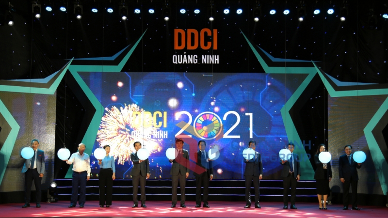 Các đại biểu phát động thi đua nâng cao năng lực cạnh tranh cấp tỉnh PCI và cấp sở, ban, ngành, địa phương DDCI 2021 (3-2021). Ảnh: Minh Hà