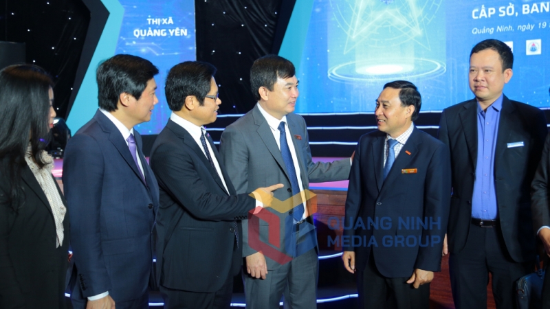 Lãnh đạo tỉnh Quảng Ninh trò chuyện với doanh nghiệp bên lề lễ công bố DDIC 2019 (2-2020). Ảnh: Minh Hà
