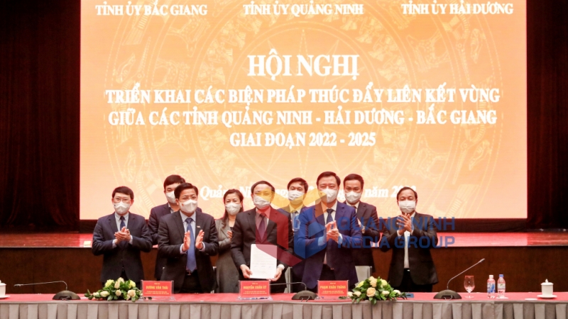 Ba đồng chí Bí thư Tỉnh ủy Quảng Ninh, Hải Dương và Bắc Giang ký kết biên bản thỏa thuận thực hiện các nội dung hợp tác (1-2022). Ảnh: Thu Chung