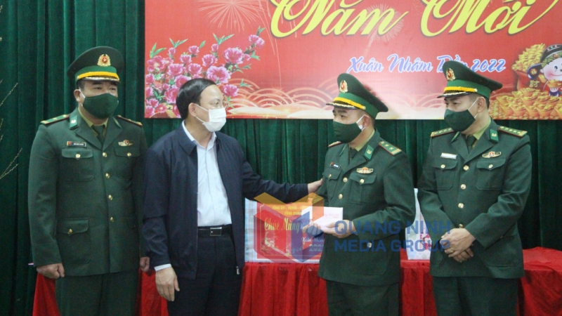 Đồng chí Bí thư Tỉnh ủy trao quà động viên cán bộ, chiến sĩ Tiểu đoàn Huấn luyện - Cơ động làm nhiệm vụ trực Tết (1-2022). Ảnh: Thu Chung