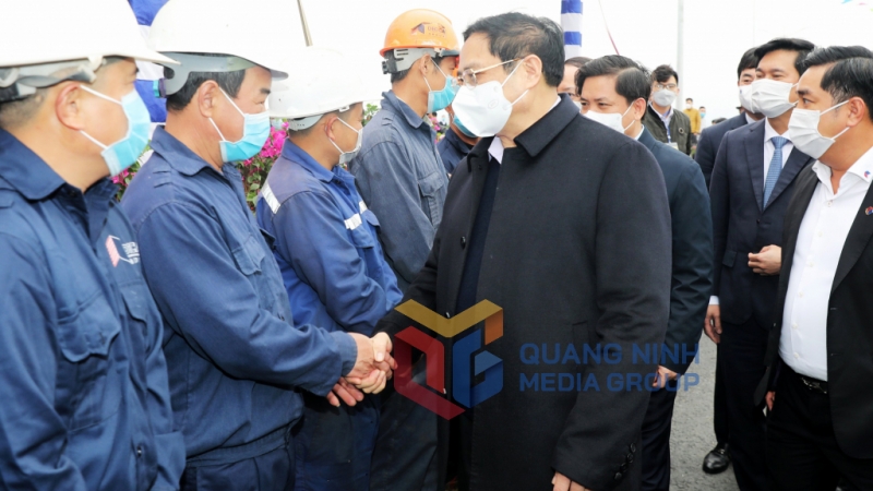 Thủ tướng Chính phủ Phạm Minh Chính chúc mừng và động viên cán bộ, công nhân trên công trường cầu Tình Yêu (1-2022).