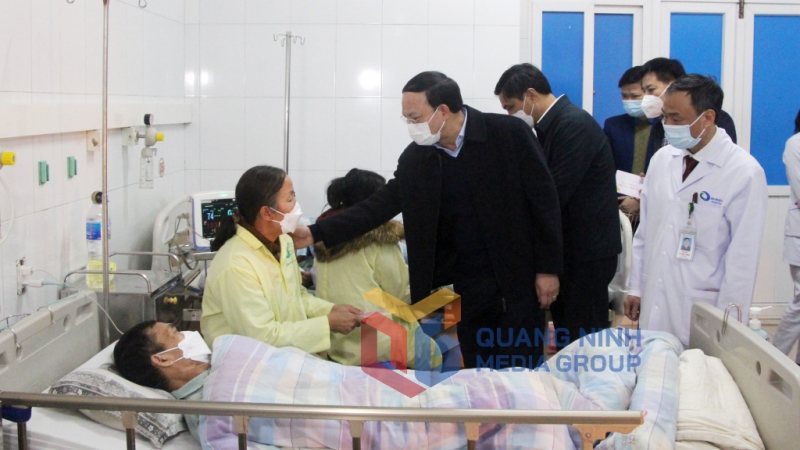 Đồng chí Bí thư Tỉnh ủy ân cần hỏi  thăm sức khỏe một số bệnh nhân đang điều trị tại Bệnh viện Bãi Cháy (1-2022). Ảnh: Thu Chung