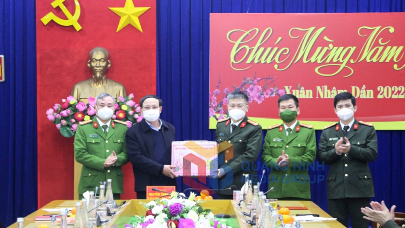 Đồng chí Bí thư Tỉnh ủy tặng quà Tết cho cán bộ, chiến sĩ Công an tỉnh (1-2022). Ảnh: Thu Chung