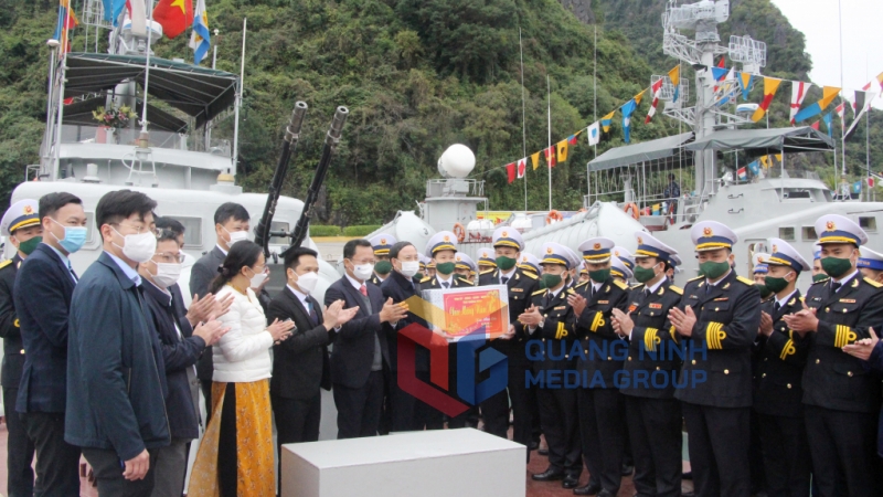 Đồng chí Bí thư Tỉnh ủy tặng quà Tết cho cán bộ, chiến sĩ Lữ đoàn 170 Hải quân làm nhiệm vụ trong dịp Tết (2-2022). Ảnh: Thu Chung