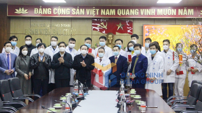 Đồng chí Bí thư Tỉnh ủy tặng quà Tết và lì xì năm mới cho các cán bộ, y, bác sĩ Bệnh viện Bãi Cháy làm nhiệm vụ trực Tết (1-2022). Ảnh: Thu Chung