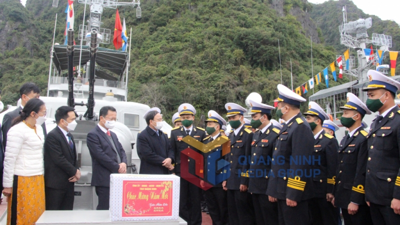 Đồng chí Bí thư Tỉnh ủy trò chuyện với cán bộ, chiến sĩ Lữ đoàn 170 Hải quân (2-2022). Ảnh: Thu Chung