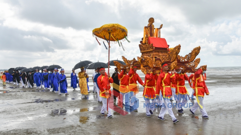 Rước kiệu nghinh thần tại lễ hội đình Trà Cổ năm 2021 (7-2021). Ảnh: Hoàng Giang