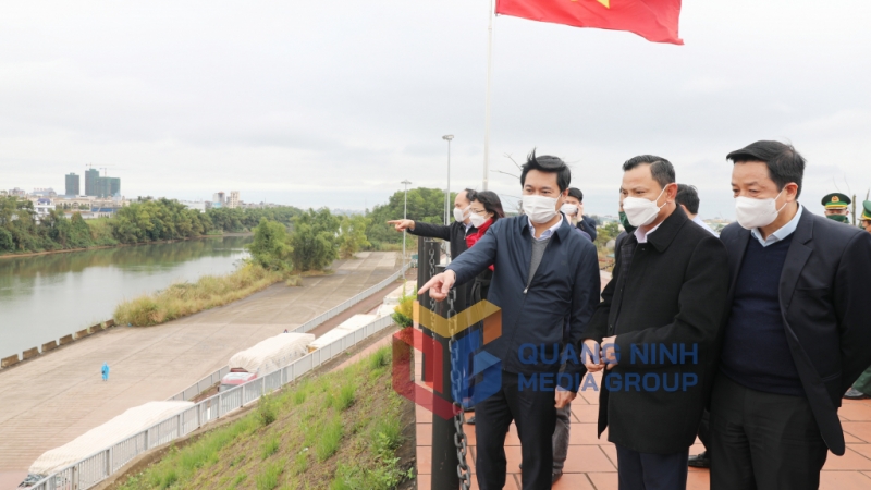 Đồng chí Chủ tịch UBND tỉnh kiểm tra công tác XNK tại Km 3+4, Hải Yên (2-2022). Ảnh: Đỗ Phương