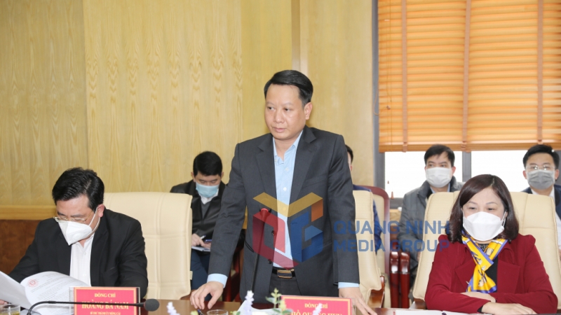 Đồng chí Hồ Quang Huy, Chủ tịch UBND TP Móng Cái báo cáo hoạt động phòng chống dịch, XNK và tiến độ triển khai cảng Vạn Ninh (2-2022). Ảnh: Đỗ Phương