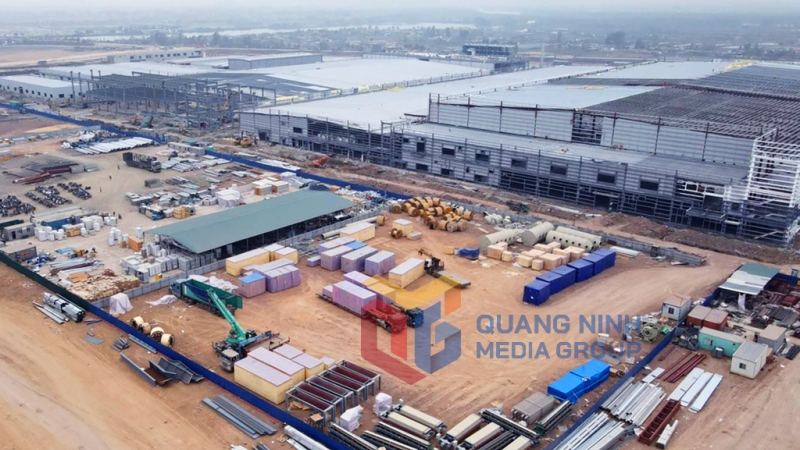 Công ty TNHH Công nghiệp Jinko Solar đang hoàn thiện nhà xưởng tại KCN Amata (TX Quảng Yên) (2-2022). Ảnh: Đỗ Phương