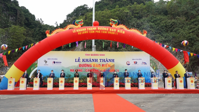 Các đại biểu làm lễ nhấn nút khánh thành công trình đường bao biển nối TP Hạ Long - TP Cẩm Phả (giai đoạn I) (1-2022).