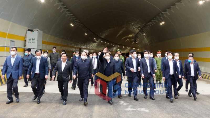 Thủ tướng Phạm Minh Chính cùng lãnh đạo các Bộ, ngành Trung ương, tỉnh Quảng Ninh tham quan đường hầm xuyên núi tại Km13 tuyến đường bao biển nối Hạ Long - Cẩm Phả (1-2022).