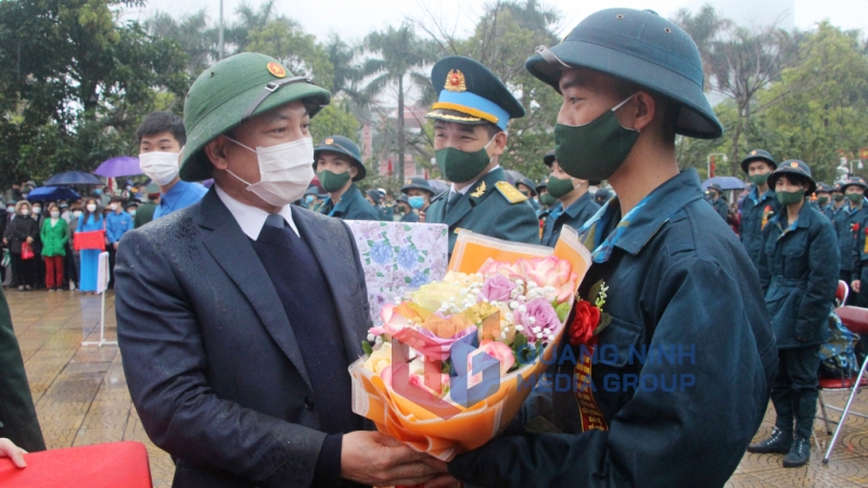 Bí thư Tỉnh ủy Nguyễn Xuân Ký tặng hoa chúc mừng các tân binh tại TP Hạ Long (2-2022). Ảnh: Thu Chung