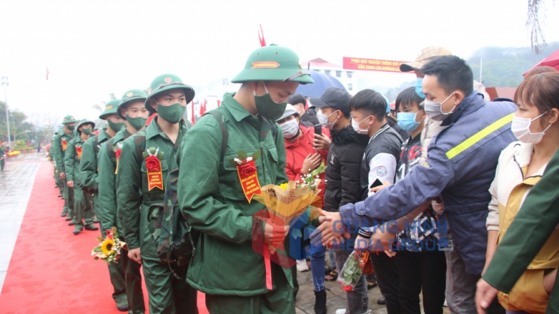 Các tân binh chia tay người thân trước khi lên đường thực hiện nghĩa vụ quân sự tại huyện Bình Liêu (2-2022). Ảnh: Đỗ Phương