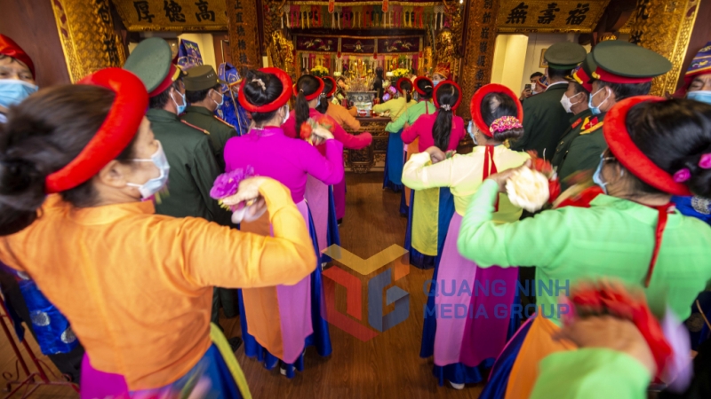 Các đoàn dâng hương trong đình làng Vạn Ninh (2-2022). Ảnh: Dương Phượng Đại