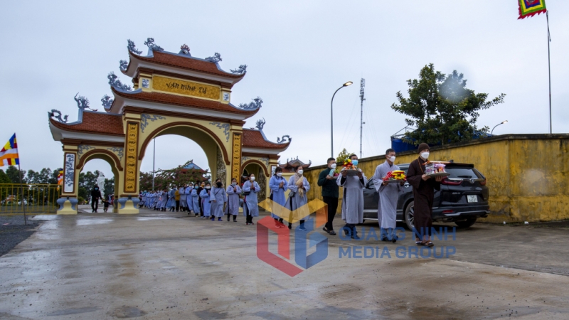 Đoàn dẫn lễ của phật tử chùa Vạn Ninh (2-2022). Ảnh: Dương Phượng Đại