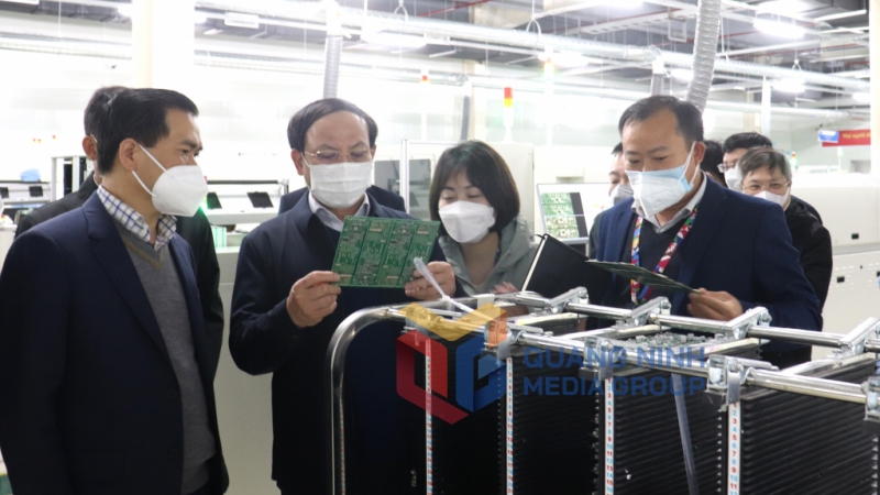 Các đồng chí lãnh đạo tỉnh thăm khu vực sản xuất của Công ty TNHH Kỹ thuật điện tử Tonly Việt Nam (2-2022). Ảnh: Trúc Linh