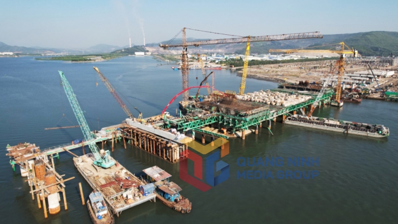 Thi công xong phần hạ bộ, thân trụ chính giữa sông (2-2022). Ảnh: Đỗ Phương