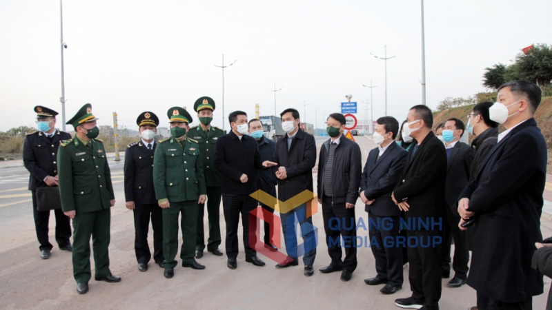 Đồng chí Nguyễn Hồng Diên, Bộ trưởng Bộ Công Thương chỉ đạo hoạt động xuất nhập khẩu tại khu vực Cửa khẩu cầu Bắc Luân II (2-2022). Ảnh: Thành Công
