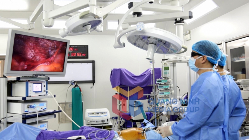 Bệnh viện Đa khoa tỉnh triển khai phẫu thuật nội soi 3D ứng dụng công nghệ robot cầm tay hiện đại (2-2022). Ảnh: Nguyên Ngọc