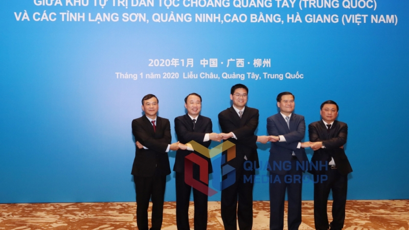 Lãnh đạo 5 tỉnh - khu thống nhất cao nội dung ký kết biên bản ghi nhớ (1-2020). Ảnh: Khánh Giang