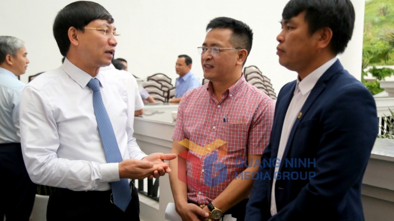 Lãnh đạo tỉnh trao đổi với doanh nghiệp, doanh nhân bên lề Hội nghị (5-2019). Ảnh: Minh Hà