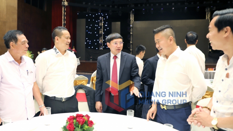 Bí thư Tỉnh ủy Nguyễn Xuân Ký trò chuyện với các doanh nghiệp bên lề Hội nghị (10-2019). Ảnh: Thu Chung