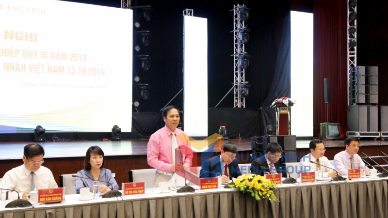 Các đồng chí lãnh đạo tỉnh trao đổi với doanh nghiệp tại Hội nghị (10-2019). Ảnh: Thu Chung