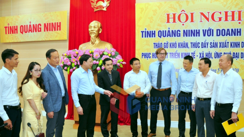 Các đồng chí lãnh đạo tỉnh trao đổi với doanh nghiệp tại Hội nghị tỉnh Quảng Ninh với doanh nghiệp, nhằm tháo gỡ khó khăn, thúc đẩy hoạt động sản xuất, kinh doanh, phục hồi phát triển KT-XH, ứng phó với đại dịch Covid-19 (5-2020). Ảnh Minh Hà