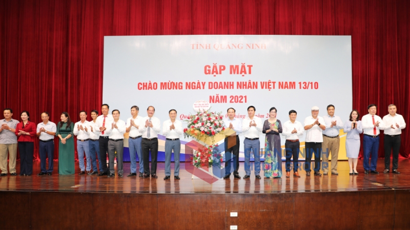 Các đồng chí lãnh đạo tỉnh Quảng Ninh tặng hoa chúc mừng doanh nghiệp, doanh nhân nhân kỷ niệm ngày Doanh nhân Việt Nam (13/10) (10-2021). Ảnh: Đỗ Phương