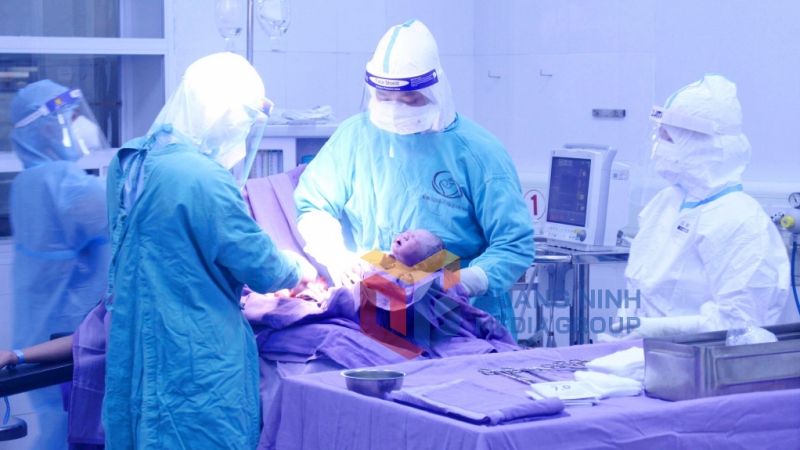 Các bác sĩ Bệnh viện Sản Nhi Quảng Ninh tiến hành ca mổ lấy thai cho sản phụ mắc Covid-19 (2-2022). Ảnh: Nguyễn Hoa