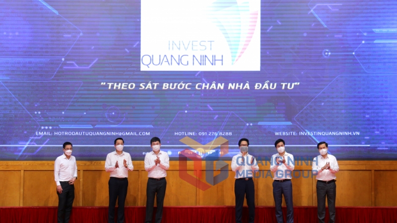 Các vị đại biểu tiến hành nghi lễ thành lập Tổ Công tác Hỗ trợ dự án đầu tư (Investor Care) tỉnh Quảng Ninh (7-2021). Ảnh: Minh Hà