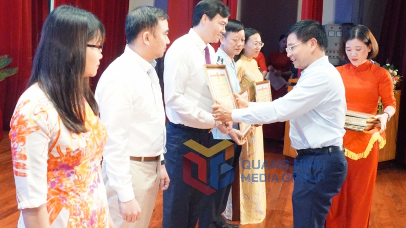 Đồng chí Nguyễn Văn Thắng, Chủ tịch UBND tỉnh, trao bằng khen của UBND tỉnh cho các tập thể có thành tích xuất sắc (6-2020). Ảnh: Nguyễn Thanh
