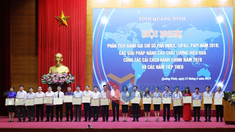 Bí thư Tỉnh ủy Nguyễn Văn Đọc trao Bằng khen của UBND tỉnh cho các tập thể có thành tích xuất sắc (6-2019)