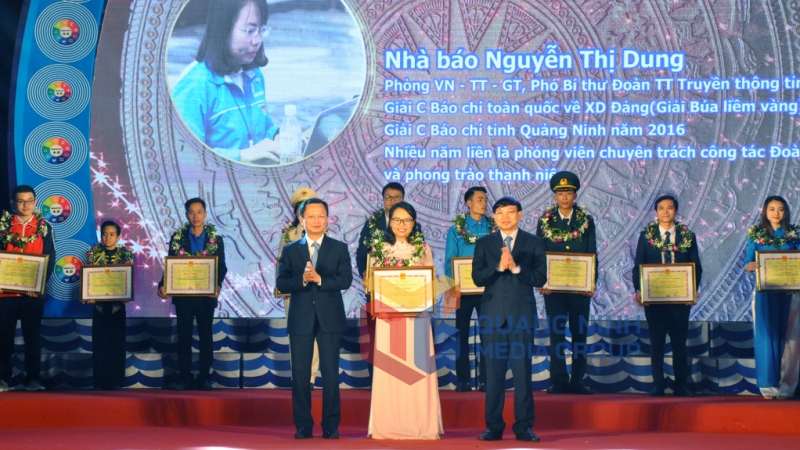 Các đồng chí lãnh đạo tỉnh trao vòng nguyệt quế và bằng khen cho các gương mặt trẻ tiêu biểu năm 2018 (4-2019). Ảnh: Minh Hà