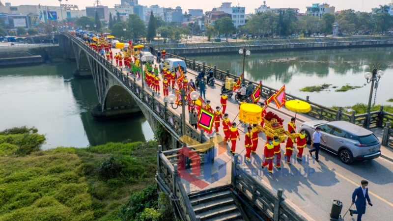 Đoàn rước kiệu nghênh thần qua cầu Ka Long (3-2022). Ảnh: Nguyễn Hải Huy