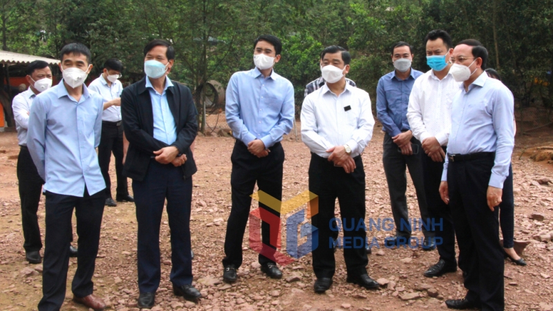 Đồng chí Bí thư Tỉnh ủy, Chủ tịch HĐND tỉnh kiểm tra mô hình nuôi gà dưới tán rừng tại thôn Bản Phai – Nà Tứ, xã Hà Lâu (3-2022). Ảnh: Thu Chung