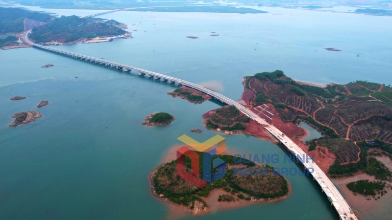 Cầu Vân Tiên - cầu lớn nhất tuyến cao tốc, cũng là cầu dài nhất tỉnh Quảng Ninh, đã cơ bản xong sau chưa đầy một năm thi công (3-2022). Ảnh: Đỗ Phương