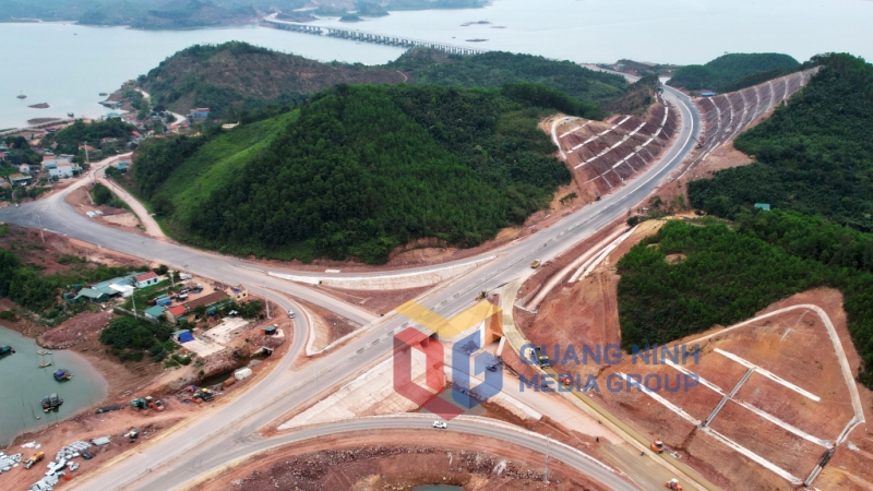 Thi công nút giao cao tốc Vân Đồn - Tiên Yên với QL4B đoạn qua huyện Tiên Yên (3-2022). Ảnh: Đỗ Phương