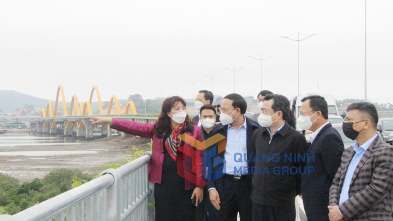 Đoàn công tác kiểm tra, khảo sát tại cầu Tình Yêu (3-2022). Ảnh: Thu Chung
