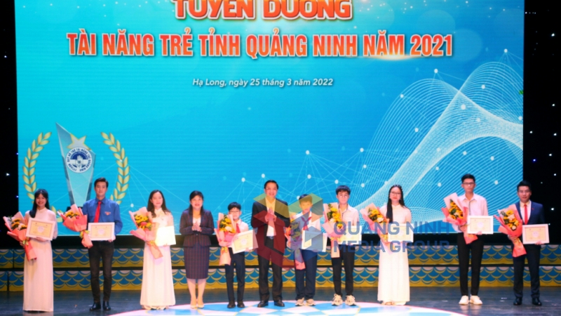 Các tài năng trẻ tiêu biểu được tuyên dương tại chương trình tuyên dương Gương mặt trẻ, Tài năng trẻ tiêu biểu tỉnh Quảng Ninh năm 2021 (3-2022). Ảnh: Nguyễn Dung