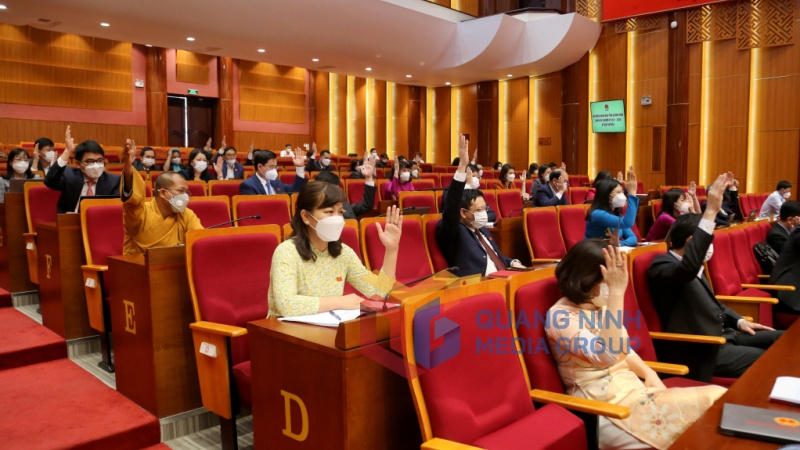 Các đại biểu HĐND tỉnh biểu quyết thông qua các Nghị quyết tại Kỳ họp thứ 7 (3-2022). Ảnh: Minh Hà