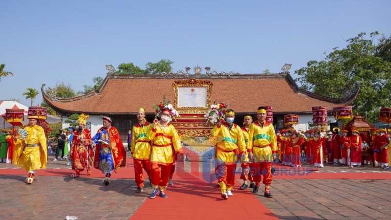 Rước bằng công nhận lễ hội Bạch Đằng là Di sản văn hóa phi vật thể Quốc gia (4-2022). Ảnh: Nguyễn Long Giang