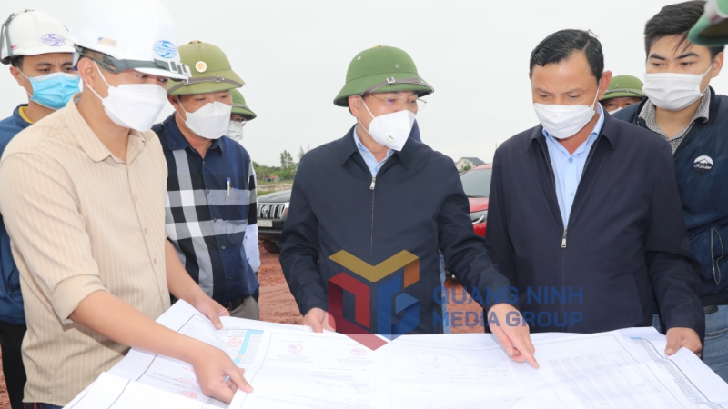 Đồng chí Bí thư Tỉnh ủy kiểm tra công tác tổ chức thi công Bến cảng tổng hợp Vạn Ninh (4-2022). Ảnh: Đỗ Phương