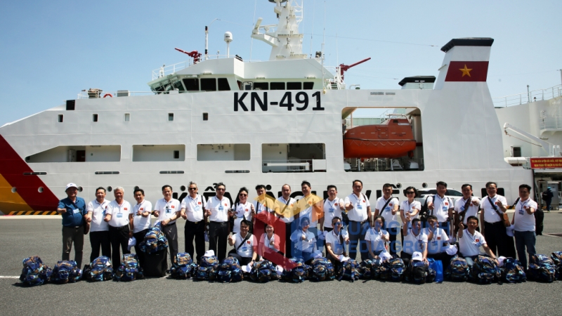 Thành viên đoàn công tác tỉnh Quảng Ninh chụp ảnh lưu niệm trước khi lên tàu (4-2022). Ảnh: Thành Công
